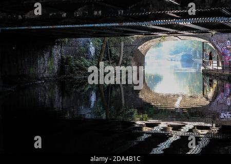 Jogger lungo il canale Regents, Camden Market, Londra Foto Stock