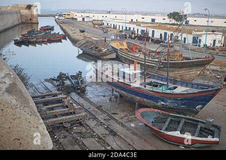 El Jadida, Marocco 2007 agosto. Diverse barche da pesca sono bloccate nel cantiere della città durante la riparazione. Foto Stock