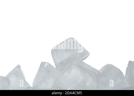 primo piano di texture cubica di ghiaccio su sfondo bianco Foto Stock