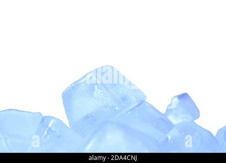 primo piano di texture cubica di ghiaccio su sfondo bianco Foto Stock