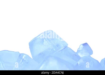 primo piano di texture cubica di ghiaccio su sfondo bianco Foto Stock