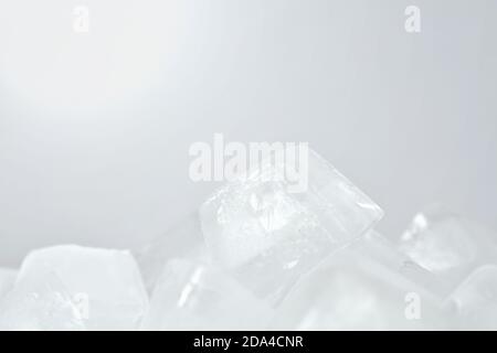 primo piano di texture cubica di ghiaccio su sfondo bianco Foto Stock