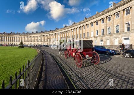 Il 29 dicembre 2016, il cavallo e la carrozza guidano intorno alla maestosa Grand Parade di Bath, Somerset, Regno Unito Foto Stock