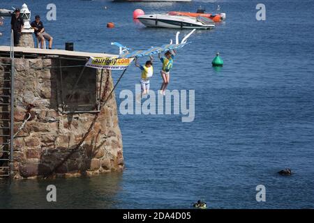 Isole del canale. Alderney. Evento annuale della settimana di Alderney. Volo a motore. Salto di fede. Foto Stock