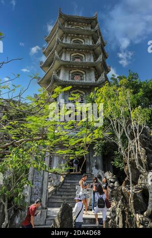 XA Loi Pagoda al Tempio di Linh Ung sulla montagna di Thuy Son, le montagne di marmo, da Nang, Vietnam, Asia Foto Stock