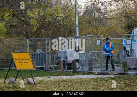 Streatham, Londra, Inghilterra. 9 novembre 2020. L'ingresso a un centro di test NHS Covid-19 su Streatham Common nel sud di Londra nel Regno Unito. (Foto di Sam Mellish / Alamy Live News) Foto Stock