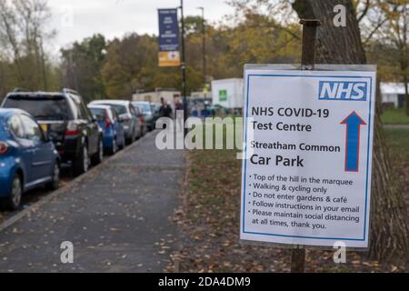 Streatham, Londra, Inghilterra. 9 novembre 2020. Un cartello NHS Covid-19 per il parcheggio di un centro di test su Streatham Common, nel sud di Londra, nel Regno Unito. (Foto di Sam Mellish / Alamy Live News) Foto Stock