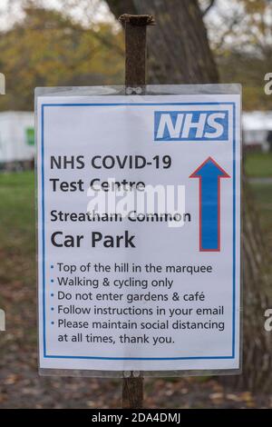 Streatham, Londra, Inghilterra. 9 novembre 2020. Un cartello NHS Covid-19 per il parcheggio di un centro di test su Streatham Common, nel sud di Londra, nel Regno Unito. (Foto di Sam Mellish / Alamy Live News) Foto Stock