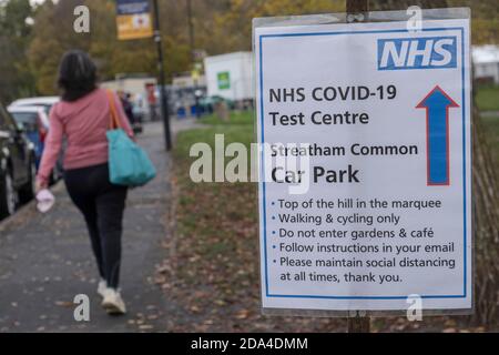 Streatham, Londra, Inghilterra. 9 novembre 2020. Un cartello NHS Covid-19 per il parcheggio di un centro di test su Streatham Common, nel sud di Londra, nel Regno Unito. (Foto di Sam Mellish / Alamy Live News) Foto Stock