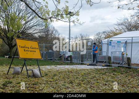 Streatham, Londra, Inghilterra. 9 novembre 2020. L'ingresso a un centro di test NHS Covid-19 su Streatham Common nel sud di Londra nel Regno Unito. (Foto di Sam Mellish / Alamy Live News) Foto Stock