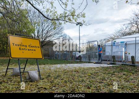 Streatham, Londra, Inghilterra. 9 novembre 2020. L'ingresso a un centro di test NHS Covid-19 su Streatham Common nel sud di Londra nel Regno Unito. (Foto di Sam Mellish / Alamy Live News) Foto Stock