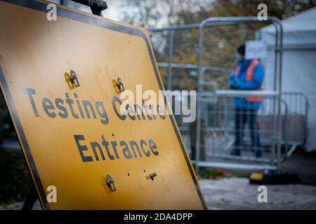 Streatham, Londra, Inghilterra. 9 novembre 2020. L'ingresso a un centro di test NHS Covid-19 su Streatham Common nel sud di Londra nel Regno Unito. (Foto di Sam Mellish / Alamy Live News) Foto Stock