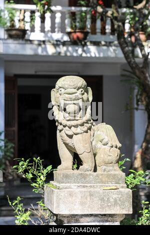 Un drago di pietra scolpito a Linh Ung Pagoda su Thuy Son Mountain, le montagne di marmo, da Nang, Vietnam, Asia Foto Stock