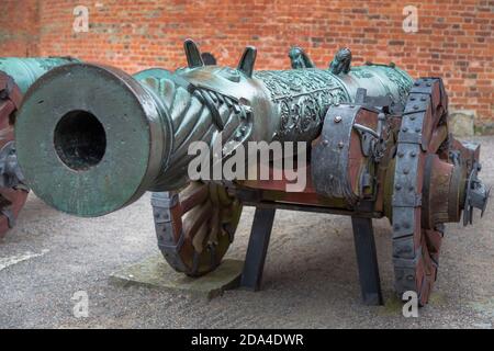 Uno dei due cannoni antichi che si trova nel cortile dell'antico castello Grippsholm. Svezia Foto Stock