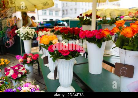 Negozio di fiori di strada. Fiori in vasi sulla strada. Foto Stock