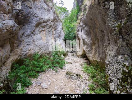 Gole di Celano (Italia) - un'attrazione naturalistica selvaggia per gli escursionisti del Parco Naturale Sirente-Velino, regione Abruzzo, comuni di Aielli e Celano Foto Stock