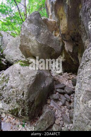 Gole di Celano (Italia) - un'attrazione naturalistica selvaggia per gli escursionisti del Parco Naturale Sirente-Velino, regione Abruzzo, comuni di Aielli e Celano Foto Stock