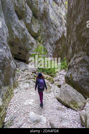 Gole di Celano (Italia) - un'attrazione naturalistica selvaggia per gli escursionisti del Parco Naturale Sirente-Velino, regione Abruzzo, comuni di Aielli e Celano Foto Stock