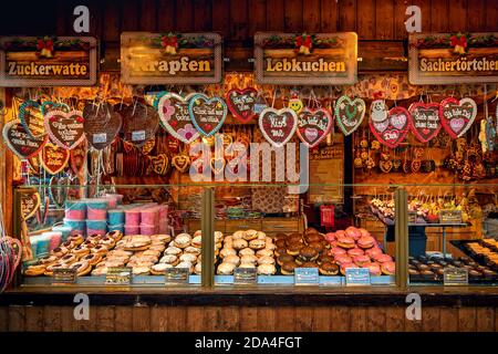 Chiosco in legno con dolci e biscotti fatti in casa tradizionali sul mercato di Natale annuale a Vienna, Austria. Foto Stock