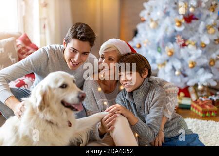 Ritratto di una famiglia felice al tempo di Natale insieme Foto Stock