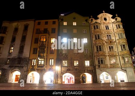 Le case storiche su Duke Friedrich Street a Innsbruck, Austria Foto Stock