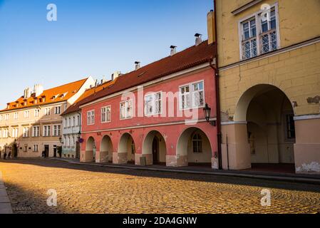 Praga, repubblica Ceca - 19 settembre 2020. Vecchia architettura con portici in via Loretanska senza turisti durante le restrizioni di viaggio per coronav Foto Stock