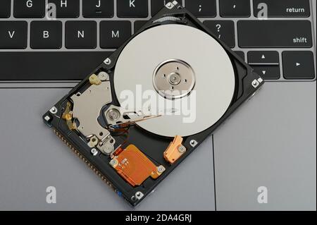 Tema salvataggio dati computer. Disco rigido sulla tastiera sopra la vista dall'alto Foto Stock