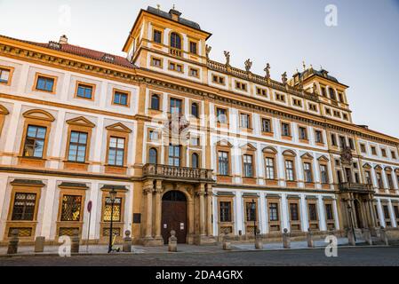 Praga, repubblica Ceca - 19 settembre 2020. Piazza Hradcanske namesti senza persone durante le restrizioni di viaggio - costruzione del Ministero Dipartimento di Foto Stock