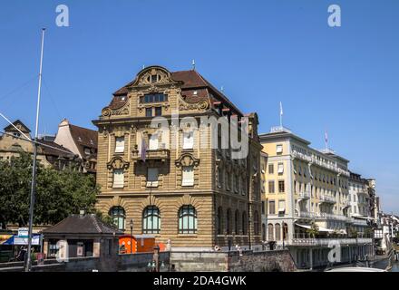 Basilea, SVIZZERA - 1 luglio 2019: Case a terrazza sul fiume Reno nel centro storico di Basilea, Svizzera. Foto Stock