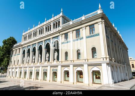 Baku, Azerbaigian – 4 luglio 2020. Costruzione del Museo Nizami della Letteratura dell'Azerbaigian in via Istiglaliyyat a Baku. Vista esterna dell'edificio Foto Stock