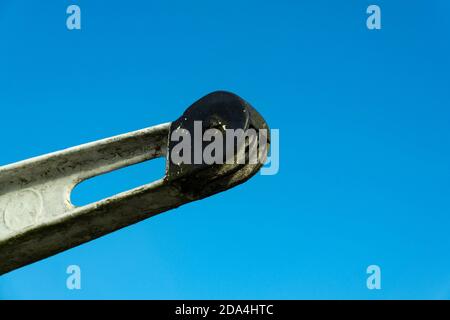 Puleggia all'estremità di un vecchio braccio della gru Foto Stock