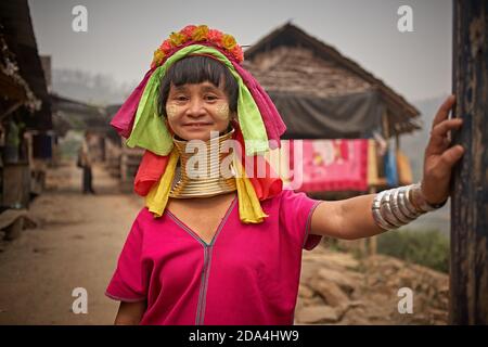 Mae Hong Son, Thailandia, marzo 2012. Ritratto di una donna Karen, conosciuta anche come donna a collo lungo a causa della spirale metallica che indossano. Foto Stock