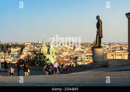 Praga, repubblica Ceca - 19 settembre 2020. Statua del presidente Masaryk di fronte al castello di Praga con vista sulla città di un centinaio di guglie senza t. Foto Stock