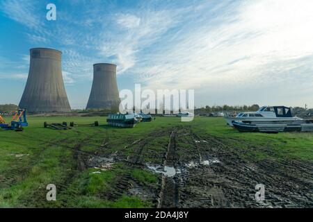 Vecchie barche in un campo fangoso Foto Stock