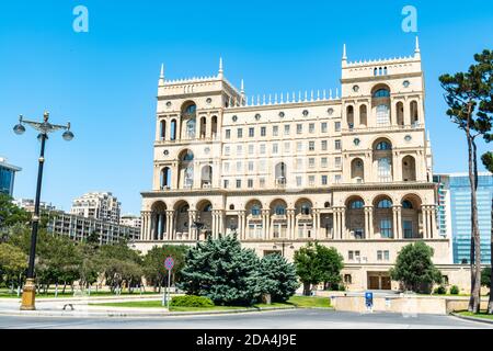 Baku, Azerbaigian – 5 luglio 2020. Vista laterale della Casa del Governo nel centro di Baku, Azerbaigian. Vista senza persone in estate. Le date dell'edificio f Foto Stock