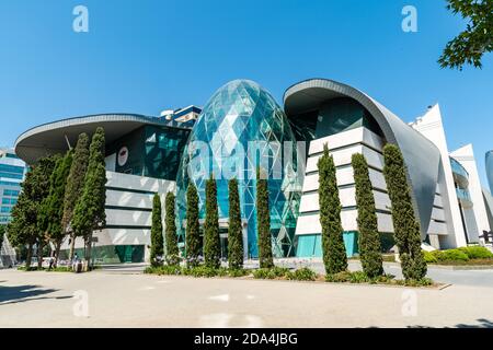 Baku, Azerbaigian – 5 luglio 2020. Centro commerciale Park Bulvar sul Seaside Boulevard a Baku. Vista esterna in estate, senza persone. Foto Stock