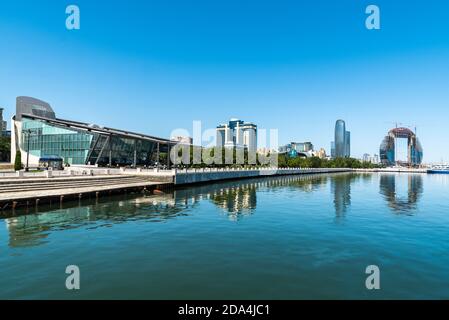 Baku, Azerbaigian – 5 luglio 2020. Waterfront e Seaside Boulveard a Baku, Azerbaigian, con edifici moderni che includono il Baku Business Center e l'Hilton Foto Stock