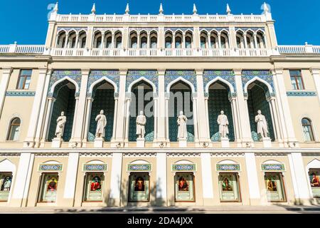 Baku, Azerbaigian – 18 luglio 2020. Facciata del Museo Nizami della Letteratura Azerbaigian edificio in via Istiglaliyyat a Baku. Vista esterna del Foto Stock