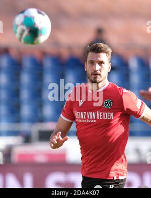 Hannover, Germania. 07 novembre 2020. Calcio: 2 Bundesliga, Hannover 96 - Erzgebirge Aue, 7° incontro nell'HDI-Arena di Hannover. Hendrik Weydandt di Hannover è sulla palla. Credito: Peter Steffen/dpa - NOTA IMPORTANTE: In conformità con le norme del DFL Deutsche Fußball Liga e del DFB Deutscher Fußball-Bund, è vietato sfruttare o sfruttare nello stadio e/o nel gioco le fotografie scattate sotto forma di sequenze di immagini e/o serie di foto di tipo video./dpa/Alamy Live News Foto Stock