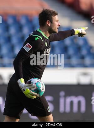 Hannover, Germania. 07 novembre 2020. Calcio: 2 Bundesliga, Hannover 96 - Erzgebirge Aue, 7° incontro nell'HDI-Arena di Hannover. Il portiere di Hannover Michael esser è sulla palla. Credito: Peter Steffen/dpa - NOTA IMPORTANTE: In conformità con le norme del DFL Deutsche Fußball Liga e del DFB Deutscher Fußball-Bund, è vietato sfruttare o sfruttare nello stadio e/o nel gioco le fotografie scattate sotto forma di sequenze di immagini e/o serie di foto di tipo video./dpa/Alamy Live News Foto Stock