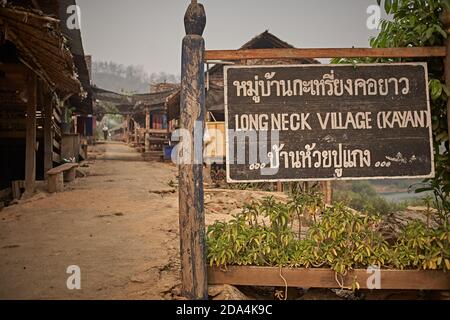 Mae Hong Son, Thailandia, marzo 2012. Poster per l'ingresso al lungo villaggio collo, del gruppo etnico Karen. Foto Stock