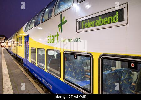 Partenza del treno regionale con destinazione ‘Feierabend’ (‘ora locale’) alla stazione ferroviaria di Cuxhaven. Foto Stock