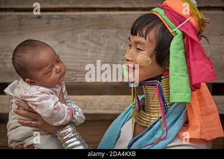 Mae Hong Son, Thailandia, marzo 2012. Una donna etnica Karen con sua figlia alla porta della sua casa. Queste persone sono conosciute come donne a collo lungo becau Foto Stock