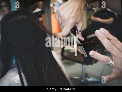 Professionale parrucchiere taglio capelli. Primo piano. Taglio a forbice. Tagliare i capelli dal parrucchiere Foto Stock