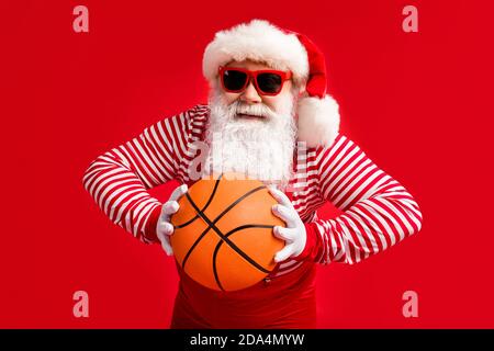 Ritratto del suo bel bel bel bel grasso allegro allegro Sovrappeso il nonno di Santa che gioca a basket allenandosi isolato sopra Foto Stock