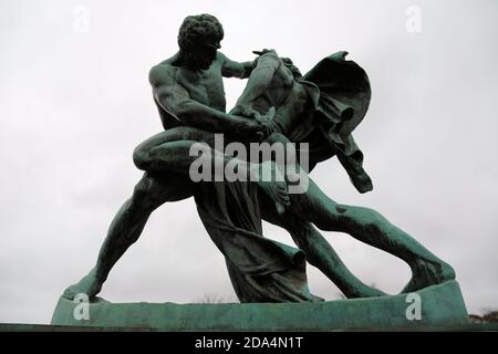 La scultura dei lottatori dei coltelli di Johan Peter Molin a Goteborg In Svezia Foto Stock