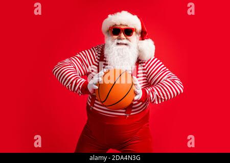 Ritratto del suo bel bel bel bel allegro allegria sperimentato Grasso sovrappeso Babbo Natale giocando a basket isolato su brillante vivido Foto Stock