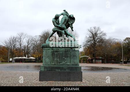 La scultura dei lottatori dei coltelli di Johan Peter Molin a Goteborg In Svezia Foto Stock