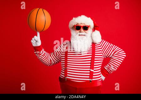 Ritratto del suo bel bel bel contenuto allegro grasso Palla di pinning del nonno di Santa in sovrappeso sulla squadra dell'indice partita isolata finito Foto Stock