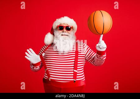 Ritratto del suo bel bel bel bel grasso allegro allegro Sovrappeso il nonno di Santa che gira la palla sull'indice avendo divertimento isolato finito Foto Stock